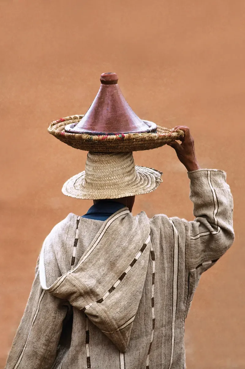 Portrait d'un homme portant un tajine, Marrakech
