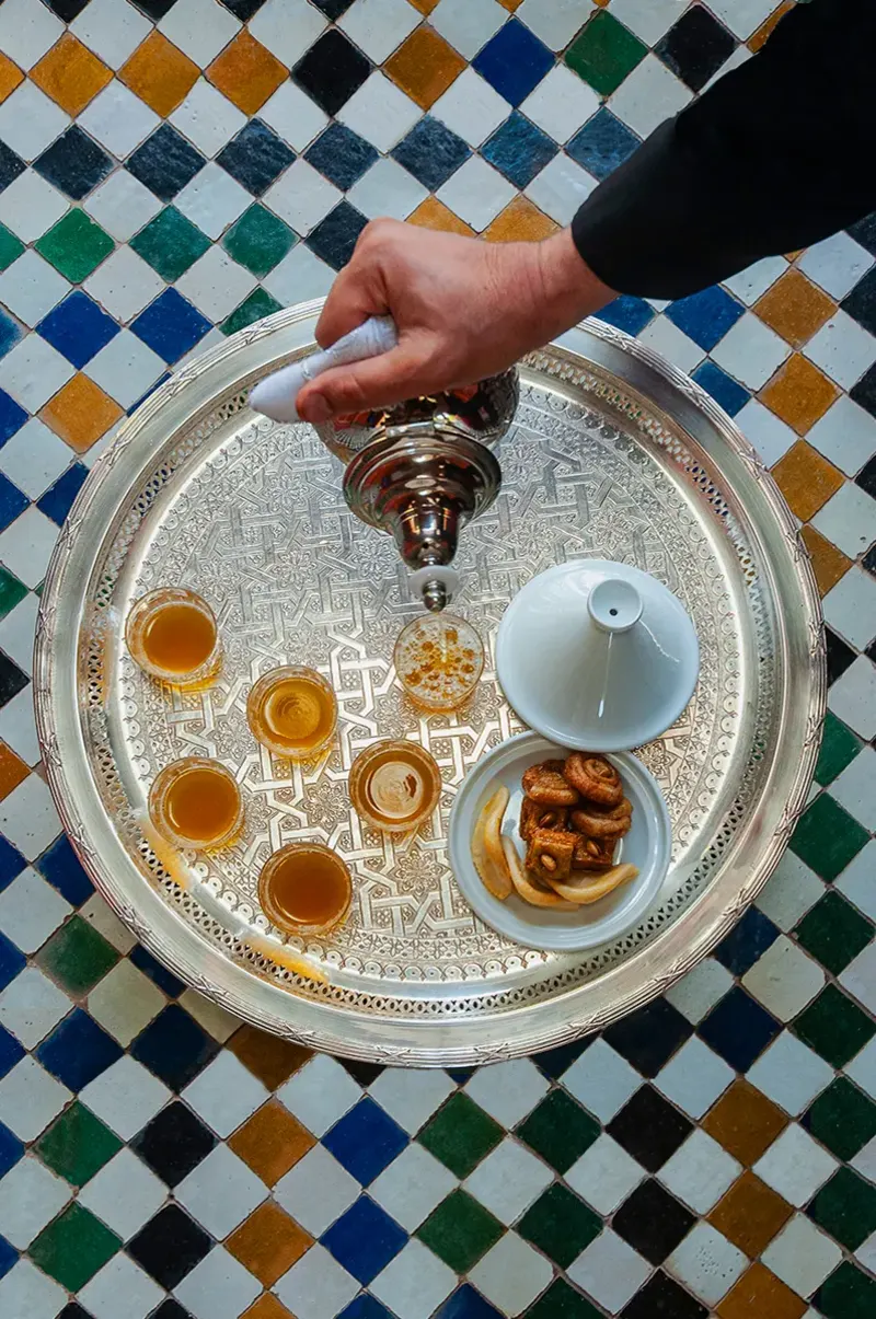 Service du thé à la menthe marocain